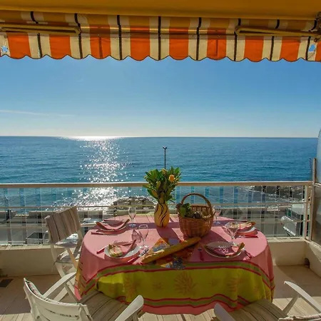 87h - 2p Face Au 3eme Etage Avec Terrasse Et Garage Menton