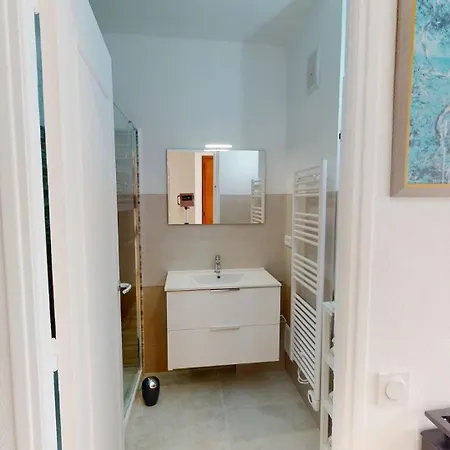 87h - 2p Face Au 3eme Etage Avec Terrasse Et Garage * Menton