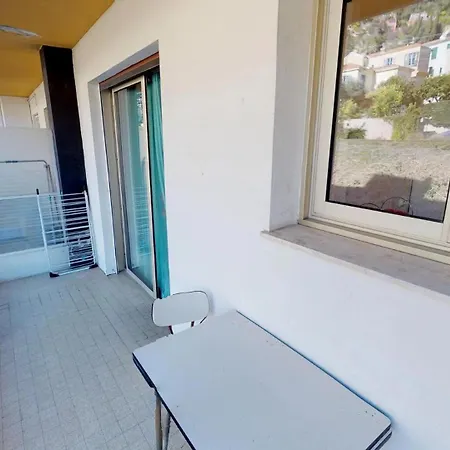87h - 2p Face Au 3eme Etage Avec Terrasse Et Garage *