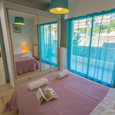 87h - 2p Face Au 3eme Etage Avec Terrasse Et Garage Menton