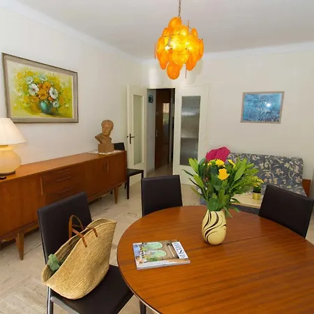 87h - 2p Face Au 3eme Etage Avec Terrasse Et Garage *