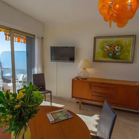 87h - 2p Face Au 3eme Etage Avec Terrasse Et Garage Menton